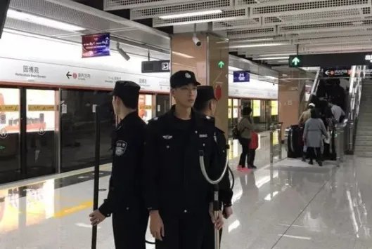 武汉地铁女乘客突发心脏病,辅警狂奔买药急救,你如何看待他的善举?